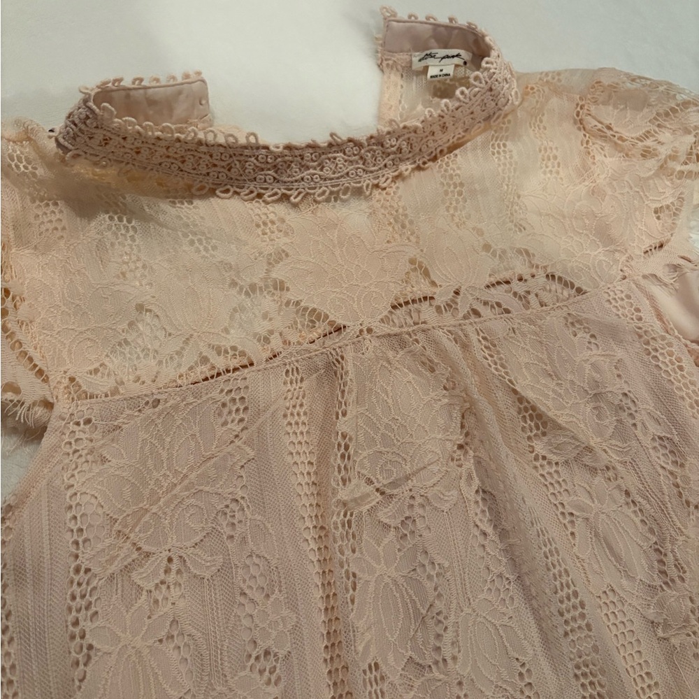 Pink lace blouse medium - Picture 3 of 3